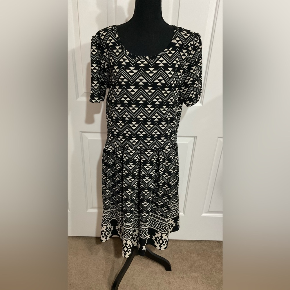 LuLaRoe 3XL Black & White Geometric Midi Amelia Dress